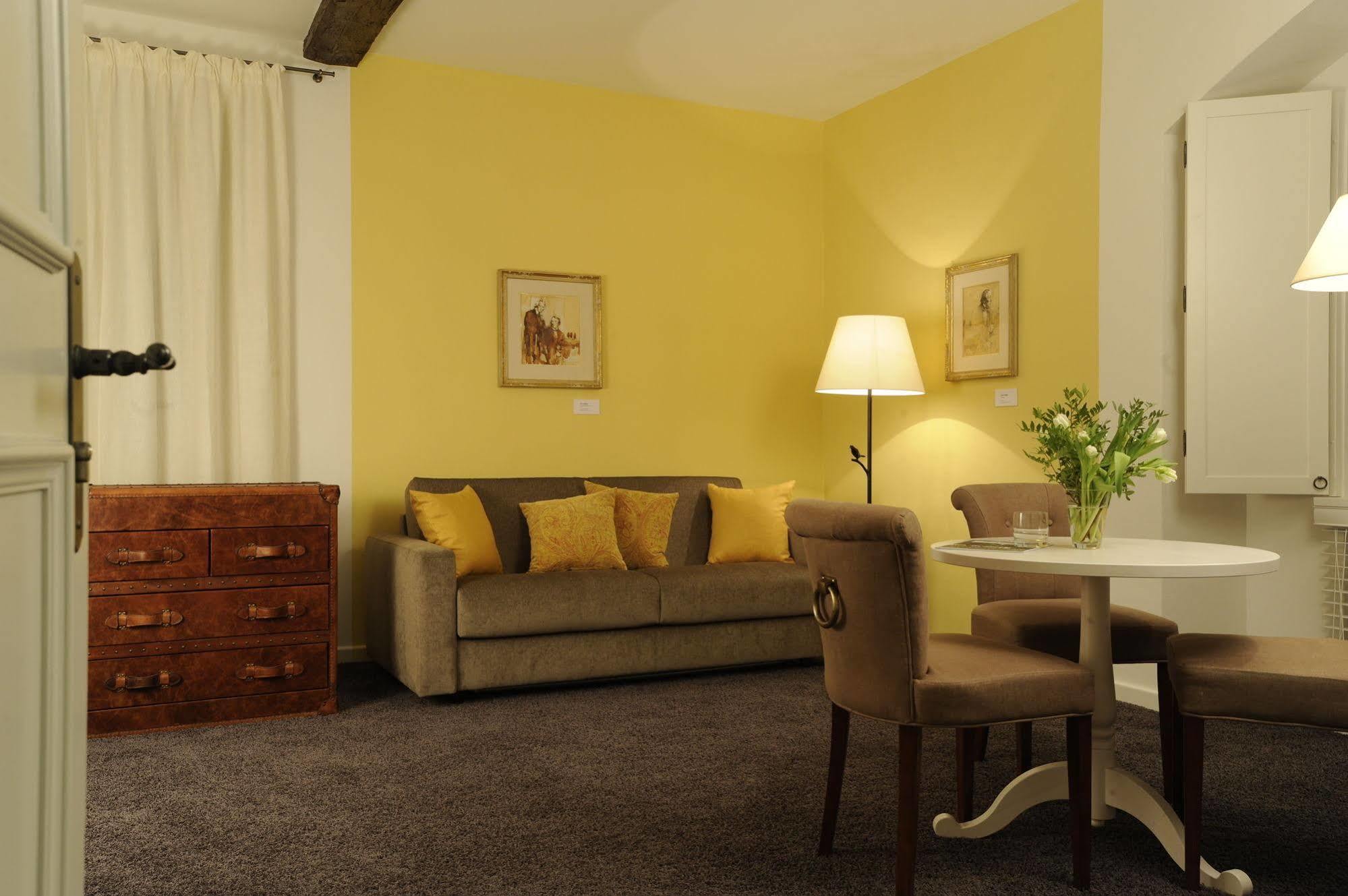 Altes Amtshaus, 3 Hotel Mulfingen Bagian luar foto