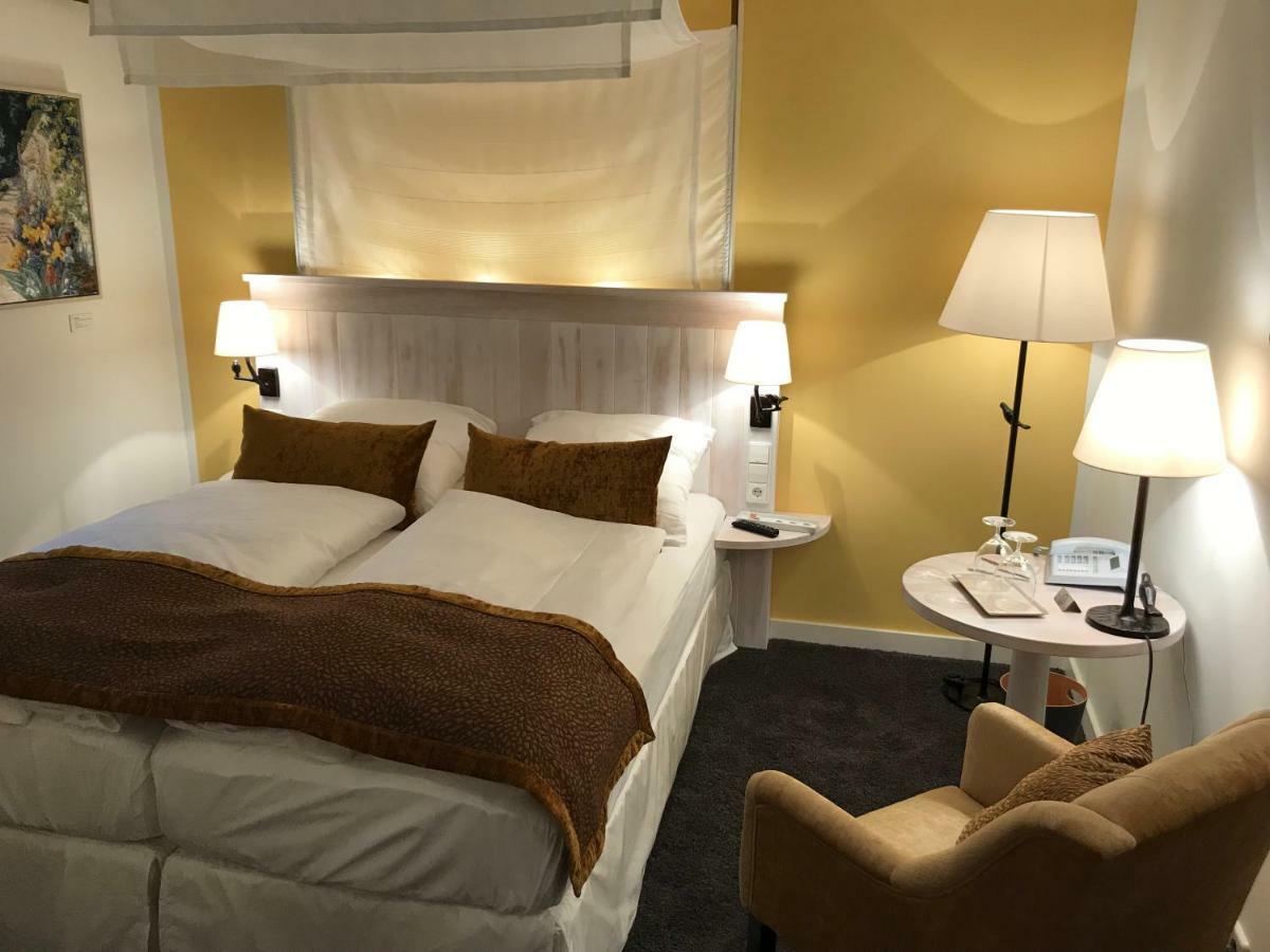 Altes Amtshaus, 3 Hotel Mulfingen Bagian luar foto